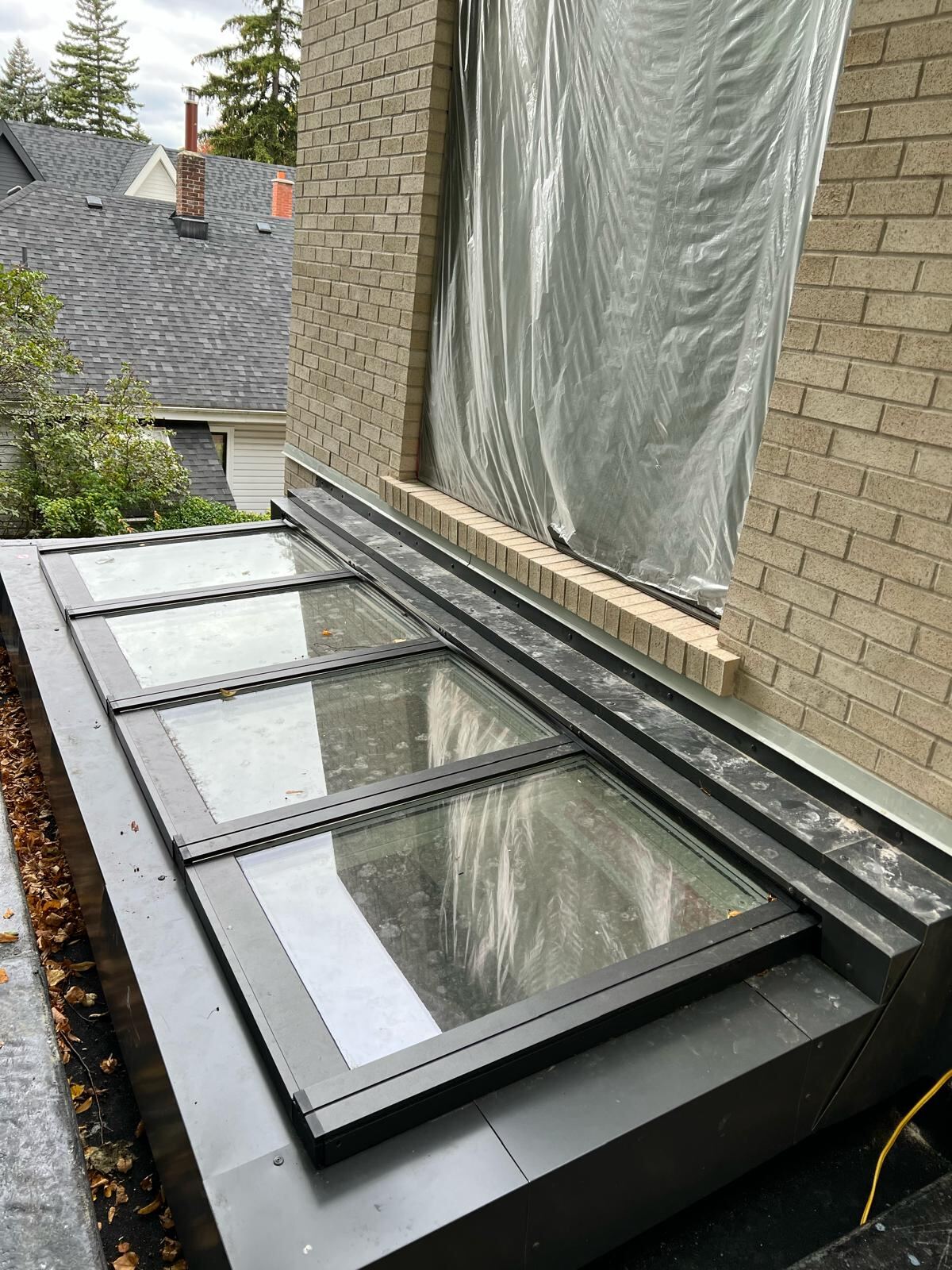 Wall-mounted skylight running along a building edge